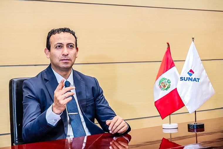Javier Franco asume como nuevo jefe de la SUNAT en Peru